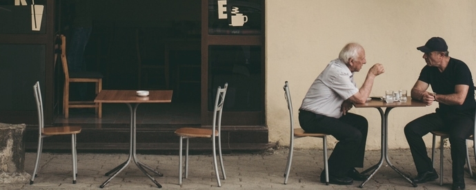 Dois homens conversando em um café