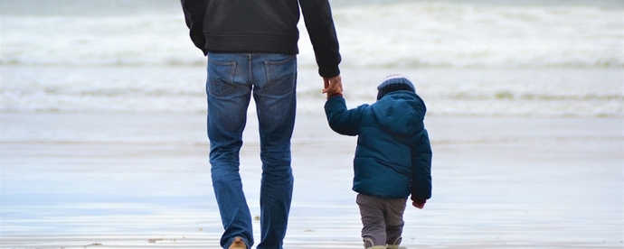 Pai e filho na praia