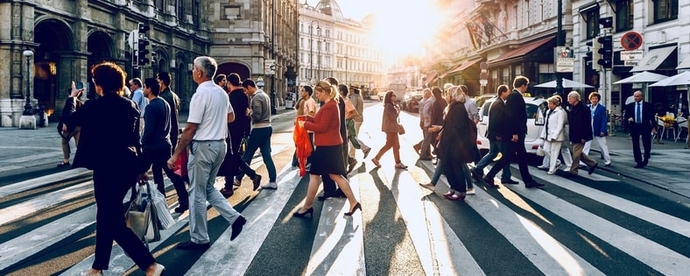 Pessoas atravessando a rua